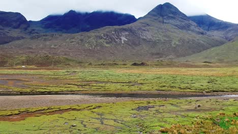 tomada de un dron inclinado del paisaje de las tierras altas escocesas