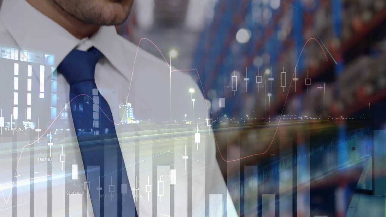 animación de procesamiento de datos financieros y trabajador masculino caucásico en un almacén sobre el paisaje urbano