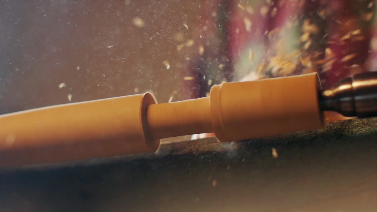 de timmerman vormt het hout in de draaimachine