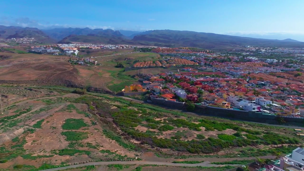 Un volo di drone rivela terreno vulcanico e area residenziale vicino a Meloneras, Gran Canaria