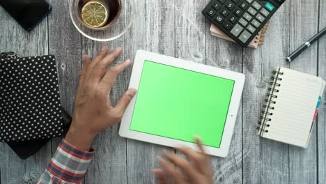 vista superior de un hombre de negocios usando una tableta digital en el escritorio de la oficina