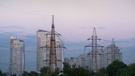 Hochspannungsmasten-Bei-Abendlicher-Stadtansicht.-Energetisches-Industriekonzept.