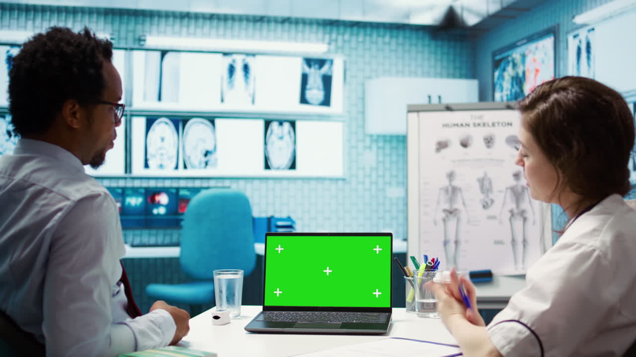 녹색 화면 의 의료 시설에서 남성 환자를 상담하는 의사