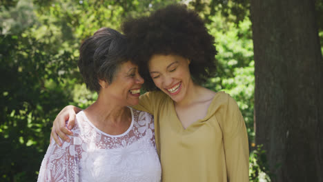 Mujer-De-Raza-Mixta-Pasando-Tiempo-Con-Su-Madre.-