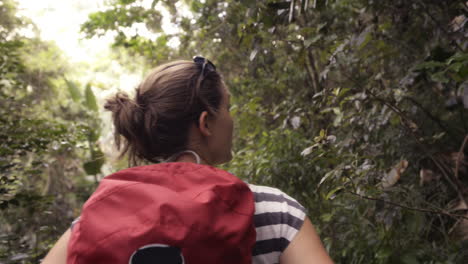 mujer caminando en la jungla