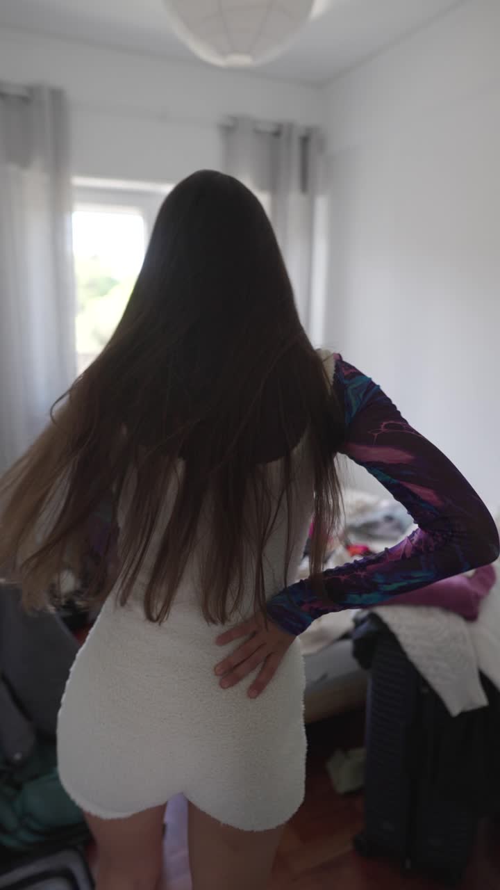 여행 을 준비 하고 있는 여자