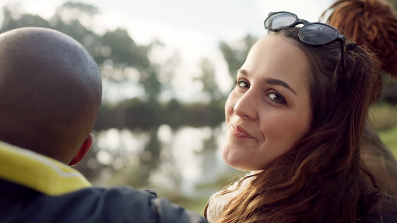 행복, 얼굴과 호수에 친구들과 함께 여성