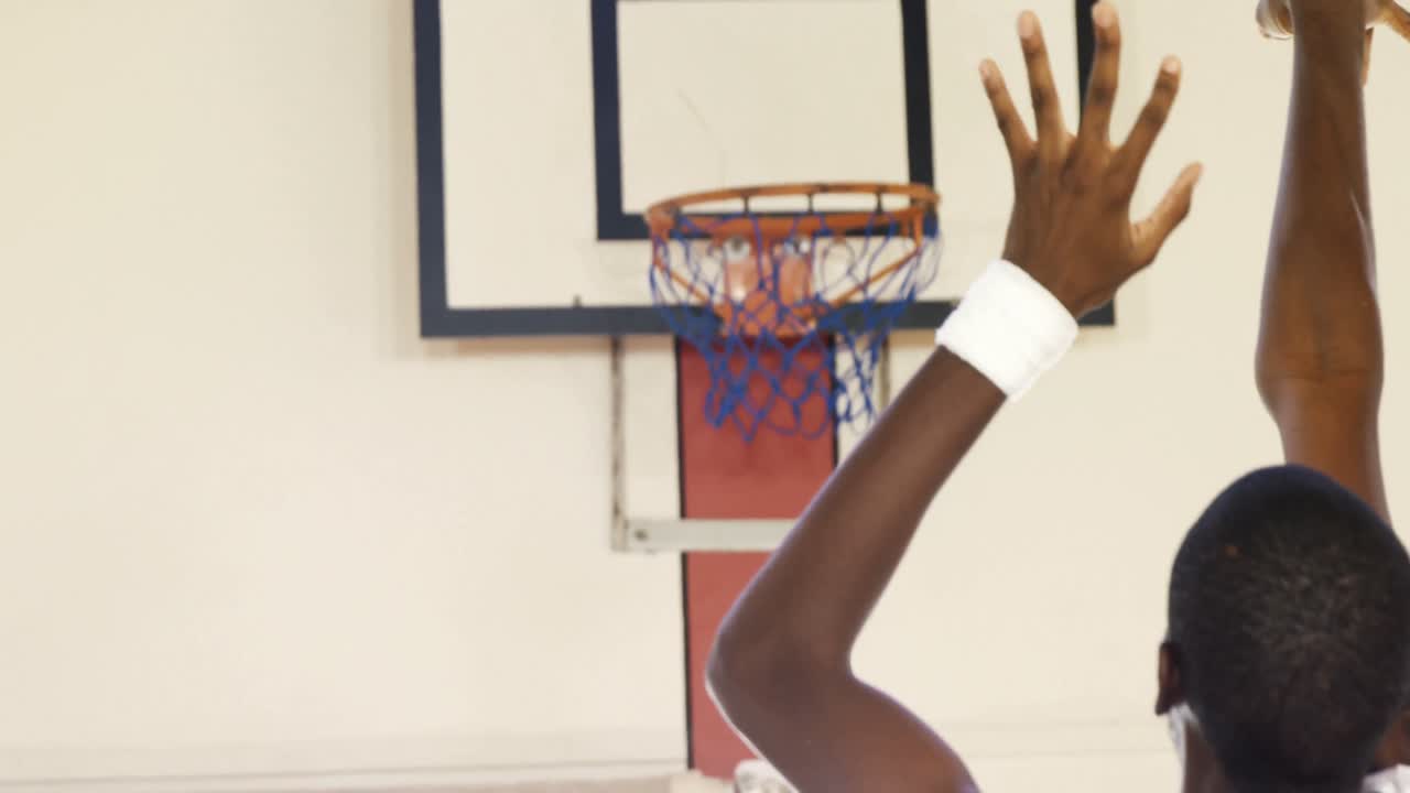 jugadores de baloncesto jugando en la cancha