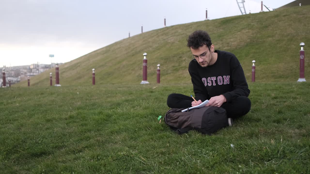 공원에서 일하는 젊은 남자