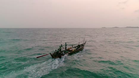 Drone-Persiguiendo-Una-Canoa-Al-Puerto