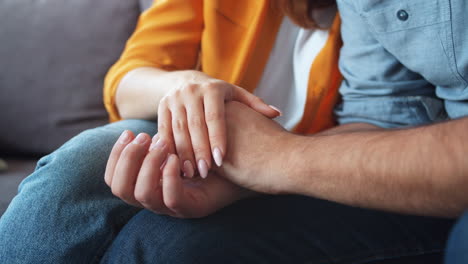 pareja tomados de la mano