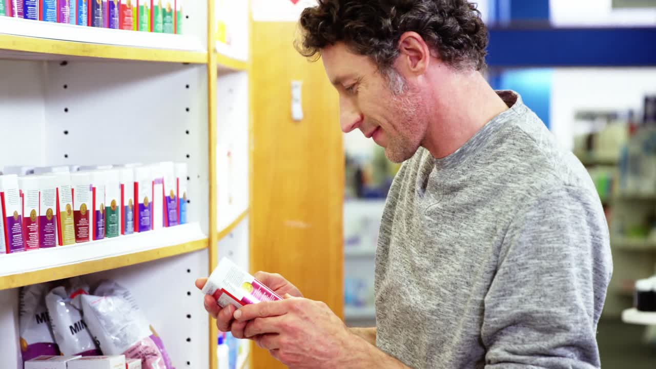cliente comprobando una caja de pastillas