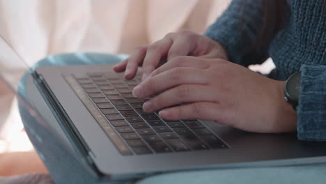 Cerca-De-Manos-Femeninas-Escribiendo-En-La-Computadora-En-Su-Regazo,-Cámara-Lenta