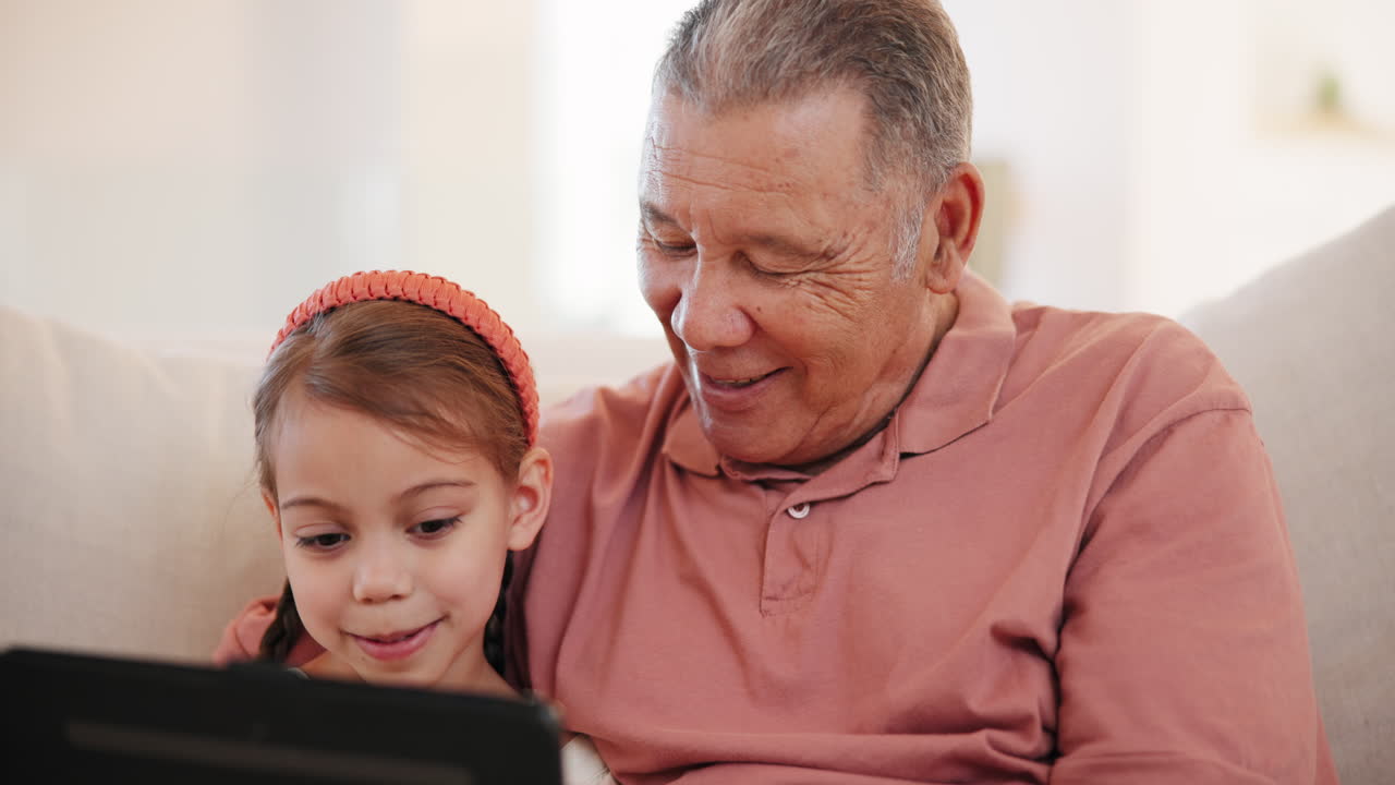 sonrisa, tableta y abuelo con el niño en un sofá
