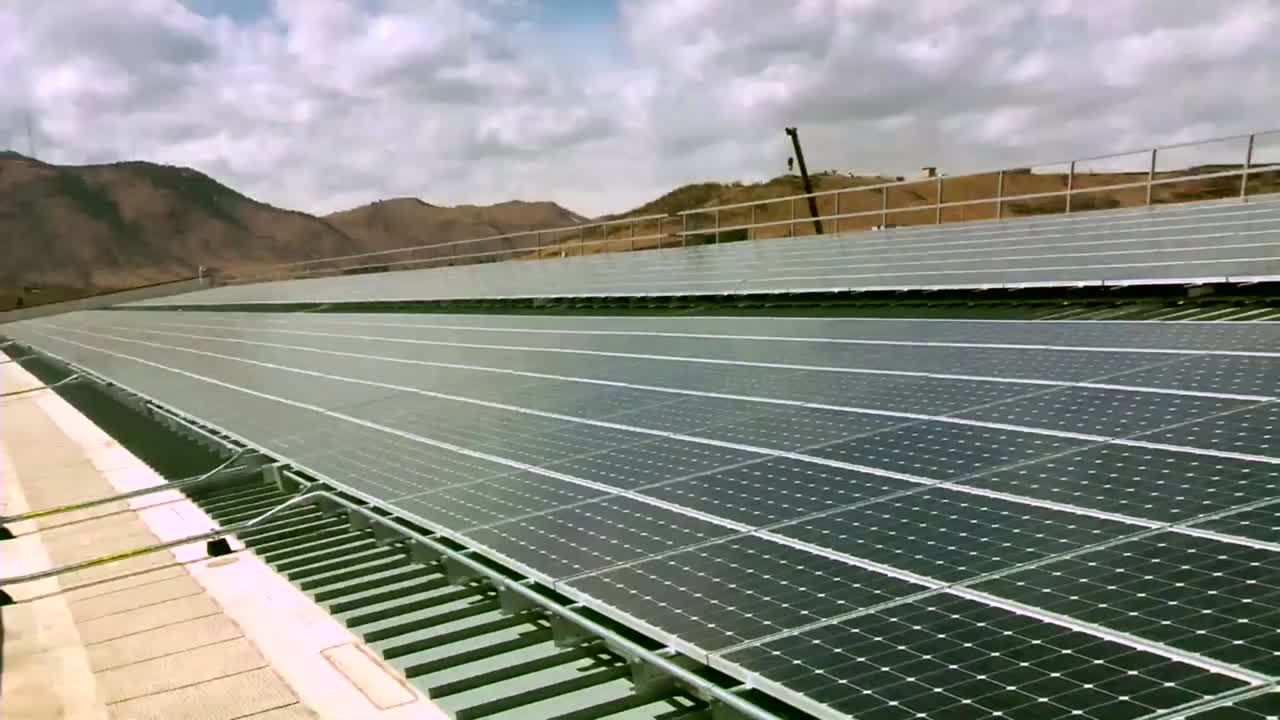 los paneles solares se ven en la parte superior de un edificio comercial 2