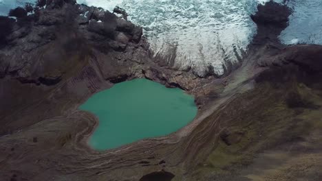 Aéreo,-Seguimiento,-Disparo-De-Drones-Inclinándose-Hacia-Un-Lago-Debajo-Del-Glaciar-Ausangate,-En-La-Región-De-Cusco,-Andes,-Perú