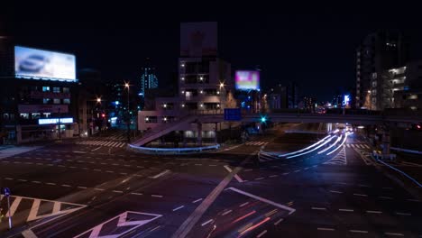 un timelapse nocturno del atasco de tráfico en la calle de la ciudad en tokio.