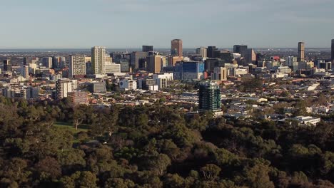 Drohnenaufnahme-Des-Adelaide-CBD,-Der-Sich-Von-Links-Nach-Rechts-Bewegt,-Mit-Den-Parklandschaften-Von-Adelaide-Im-Vordergrund