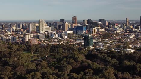tomada de avión no tripulado del cbd de adelaide, moviéndose de izquierda a derecha, con los parques de adelaide en primer plano