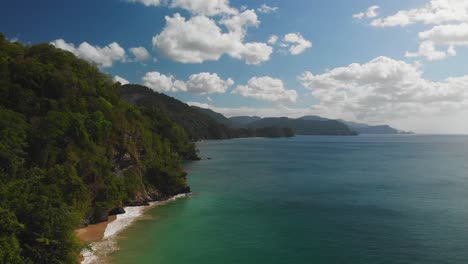 Drohnenaufnahmen-Von-Einem-Strand-An-Der-Nordküste-In-La-Fillette-Auf-Der-Karibischen-Insel-Trinidad-Und-Tobago