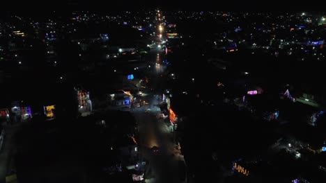 Una-Vista-Aérea-De-Una-Intersección-De-Carreteras-Y-Las-Luces-De-La-Ciudad-Y-El-Camión-Por-La-Noche-En-La-Ciudad-De-Nepalgunj