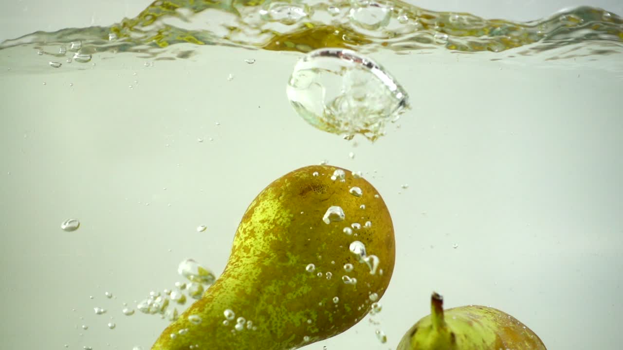Pere che cadono nell'acqua. Slow motion