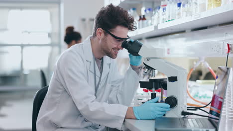 cara, científico feliz y hombre en el microscopio