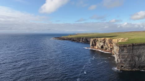 acantilados y pájaros sobre el mar en la costa de escocia, reino unido, vista aérea de avión no tripulado