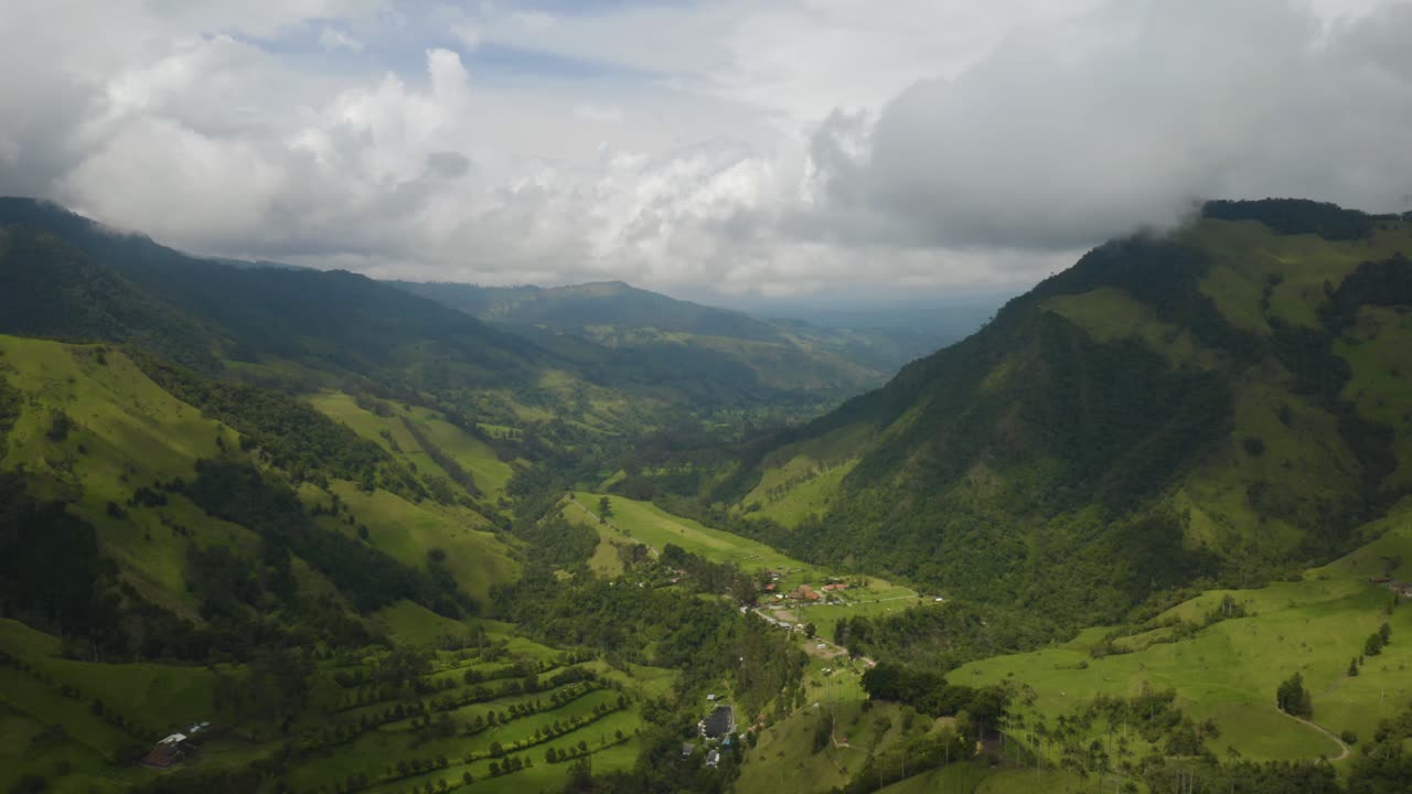 Linda Vista Aérea do Vale do Cocora, na Colômbia