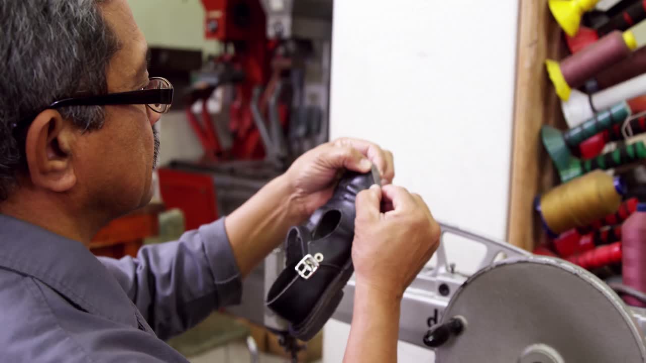 신발 을 검사 하는 신발업자