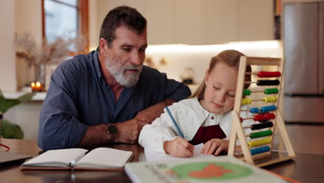 el abuelo ayudando a la nieta con la tarea