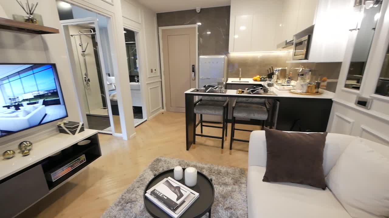 современное и роскошное оформление квартиры проход из столовой в гостиную