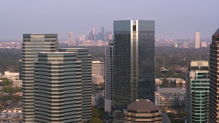 Imagem de drone em ângulo alto de edifícios e área circundante em Uptown Southwest Houston
