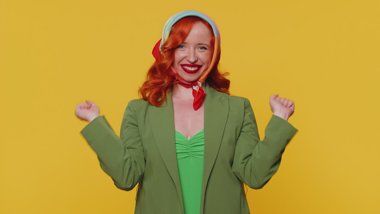 chica expresiva sosteniendo las manos cerca de la boca gritando en voz alta gritando, gritando anuncia descuentos venta