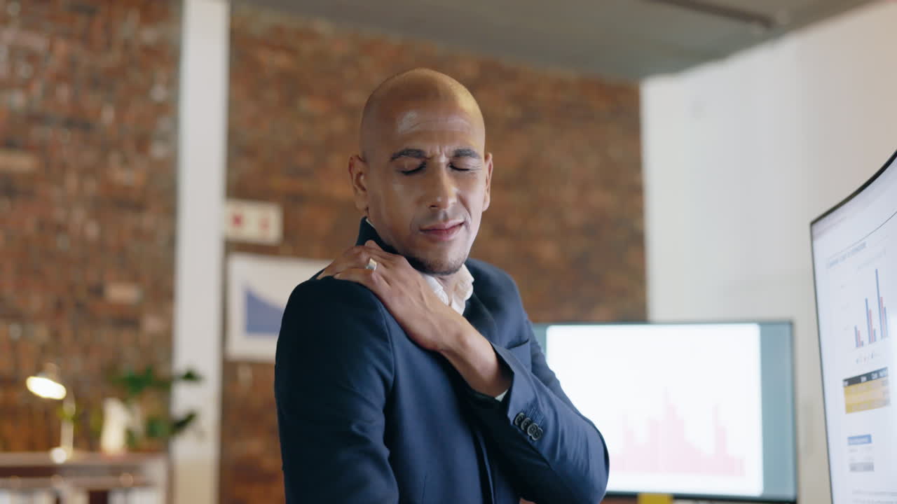 dolor en el hombro, hombre de negocios