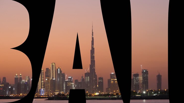 Texte graphique défilant "Dubaï", montrant la ligne d'horizon d'une ville au coucher du soleil