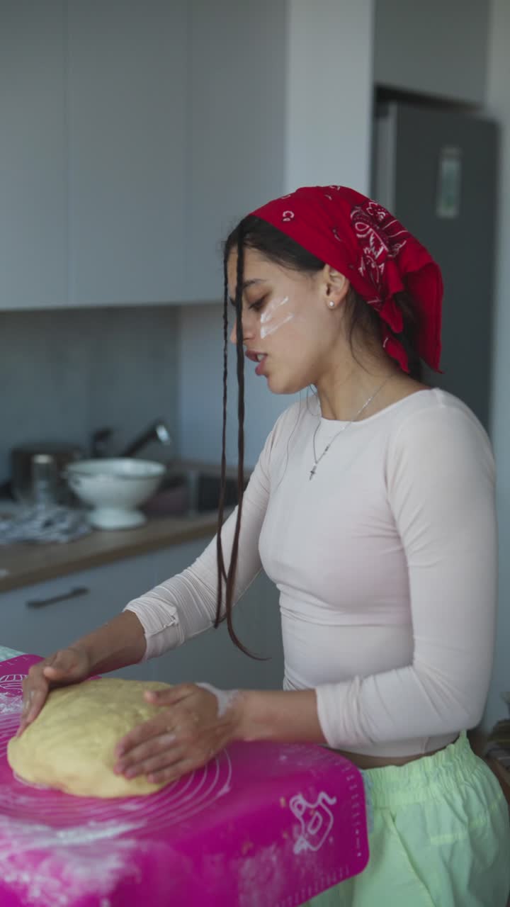 mujer horneando en la cocina
