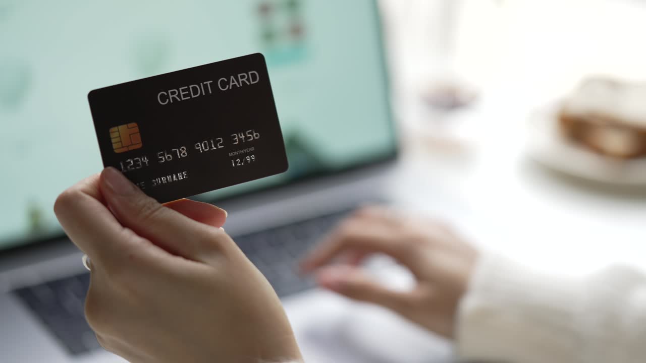 manos femeninas con tarjeta de crédito y usando portátil. compras en línea