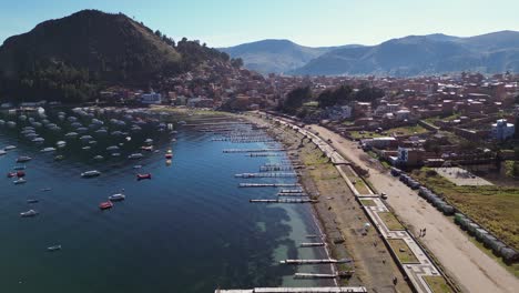 muelles frente al mar, barcos en el lago titicaca ciudad de copacabana, bolivia