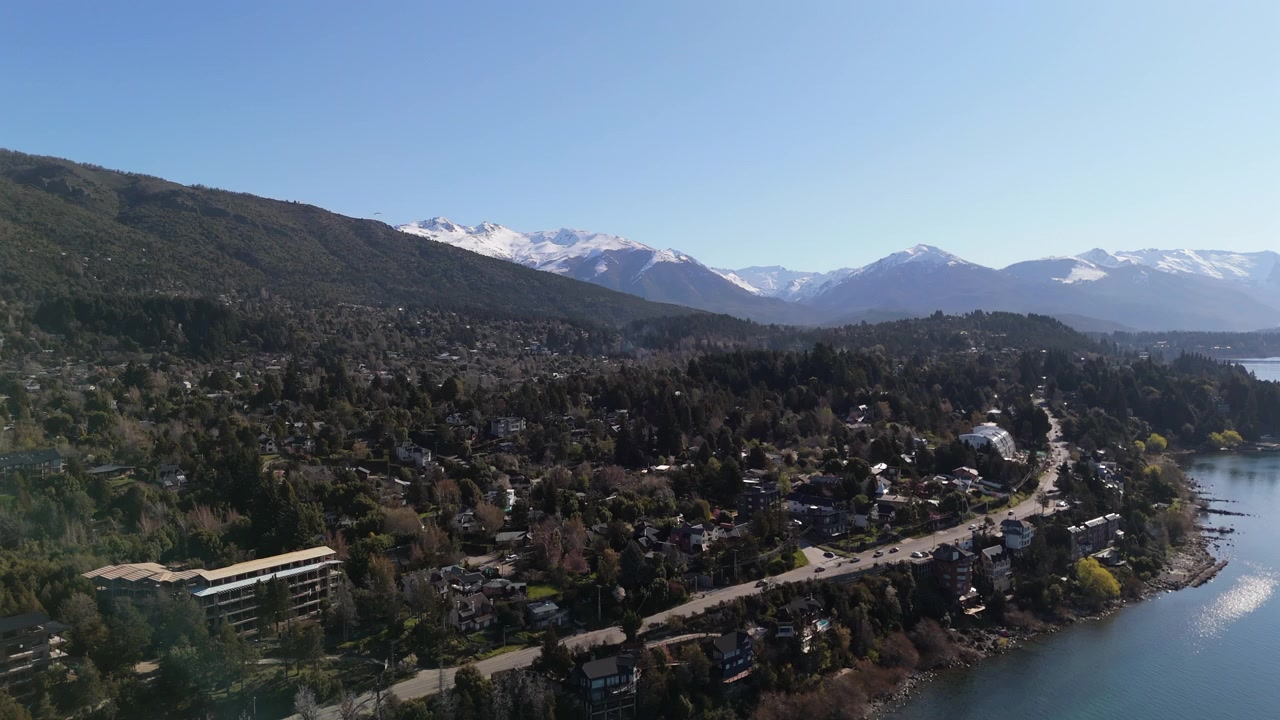 Vista aerea in semi-orbita del lago Nahuel Huapi, costa e foresta a Bariloche, Rio Negro, Argentina