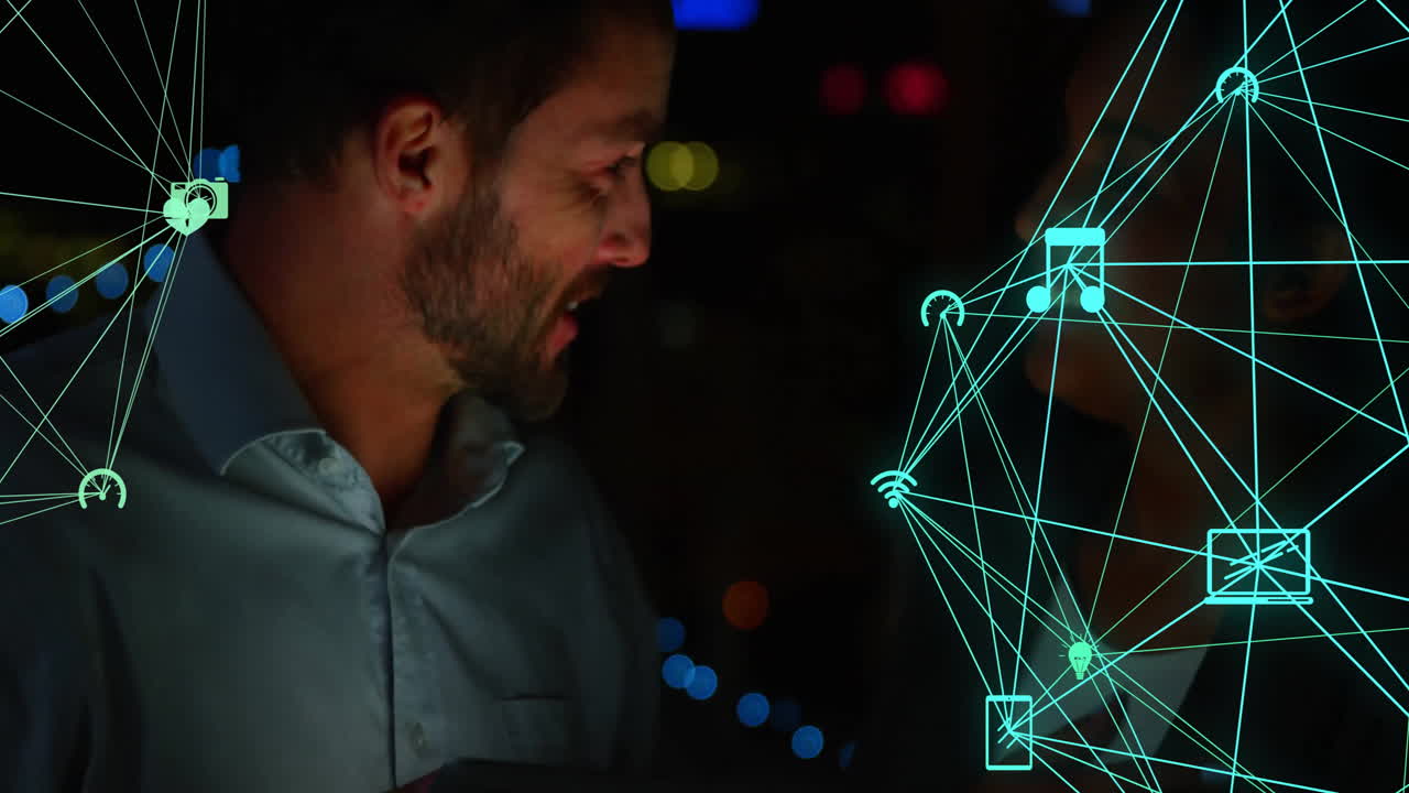 animación de iconos conectados que forman globos sobre una pareja diversa viendo videos en una tableta digital