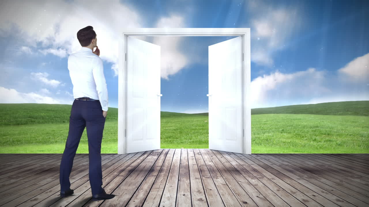 사업가 가 지켜보는 푸른 들판 으로 가는 문