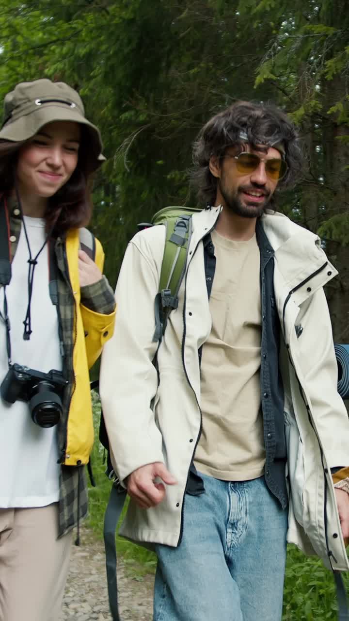 Una coppia felice in escursione nel bosco