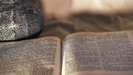 antigua biblia nórdica con páginas abiertas