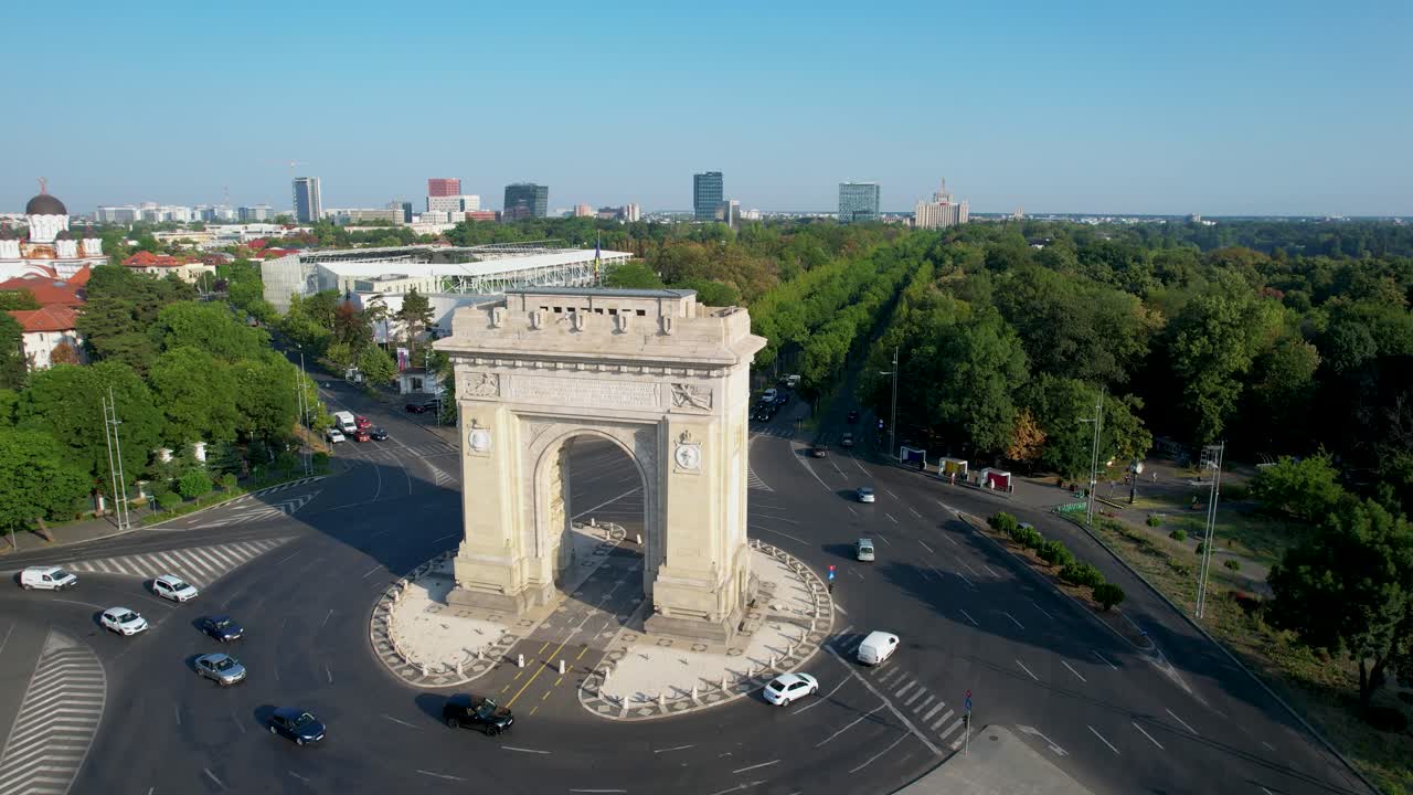 vista aérea del arco del triunfo y los coches que lo rodean en bucarest, rumania