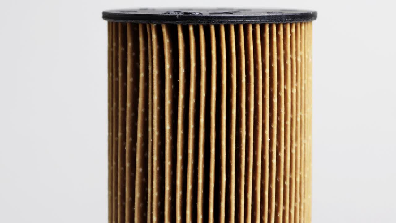 filtro de automóvil de combustible gastado sucio en fondo blanco. concepto de combustible de automóvil de alta calidad, limpieza de combustible, macro, industria