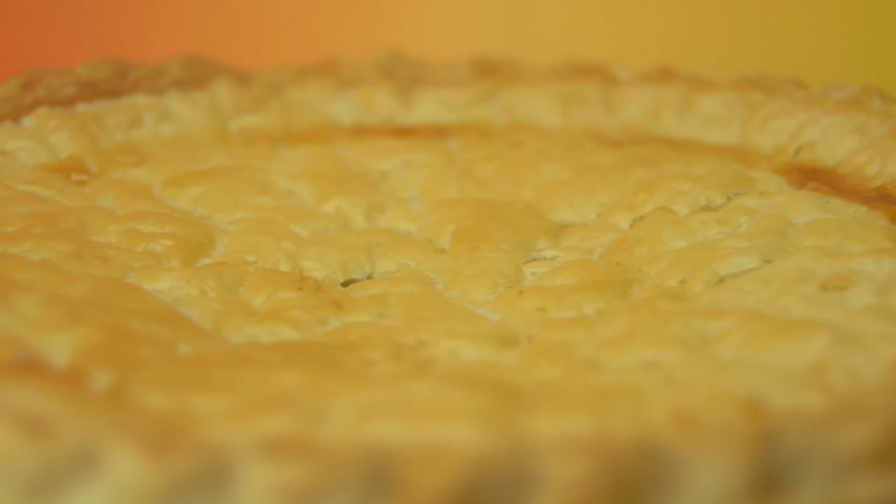 [cámara utilizada: canon c300] primer plano: corteza de pastel dorado giratoria