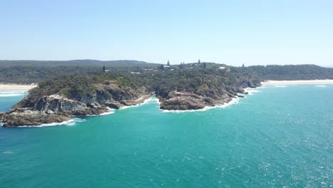 Üppig-Grüner-Wald-Bedeckte-Die-Landzunge-Und-Den-Weißen-Sand-Von-Frenchmans-Beach-In-Queensland,-Australien