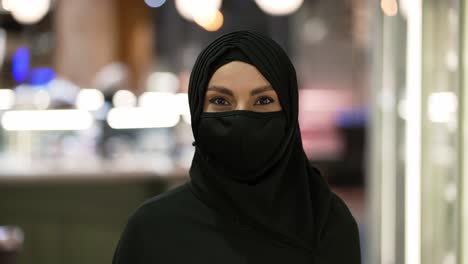 Retrato-De-Una-Mujer-Con-Hijab-En-El-Supermercado,-Con-Máscara