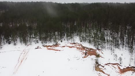 Vista-Aérea-De-Drones-De-Los-Acantilados-De-Arena-De-Piusa-Y-Cantera-De-Arena-En-El-Sur-De-Estonia